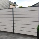 Tuin met composieten schuttingsdelen in kleur